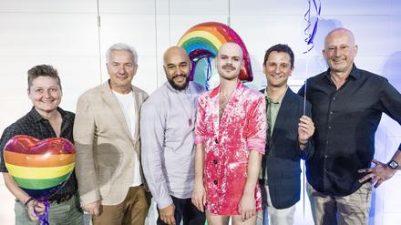 Von links: Gudrun Fertig (Verlegerin „Siegessäule“), Klaus Wowereit (ehem. Bürgermeister), Philip Ibrahim (Gründer Pink Pillow Collection), Basti Schmidt (Sänger), Jörg Steinert (langjähriger Vorsitzender Lesben- und Schwulenverein Berlin-Brandenburg) und Ralf Ostendorf (visitBerlin).