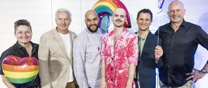 Von links: Gudrun Fertig (Verlegerin „Siegessäule“), Klaus Wowereit (ehem. Bürgermeister), Philip Ibrahim (Gründer Pink Pillow Collection), Basti Schmidt (Sänger), Jörg Steinert (langjähriger Vorsitzender Lesben- und Schwulenverein Berlin-Brandenburg) und Ralf Ostendorf (visitBerlin).