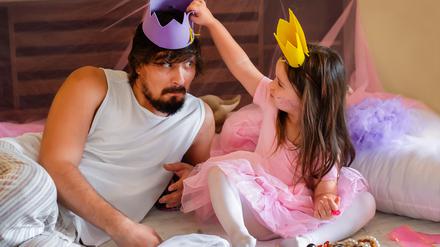 Anstelle eines Sparkontos für die eigenen Kinder lohnt es sich, ein Depot zu eröffnen und langfristig in ETF’s zu sparen, um dem Nachwuchs eine finanzielle Grundlage zu schaffen. 