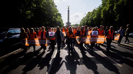 Aktivisten der „Letzten Generation“ protestieren in Berlin.