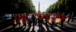 Der Zug einer Demonstration der Letzten Generation geht von der Siegessäule auf der Straße des 17. Juni in Richtung Brandenburger Tor.