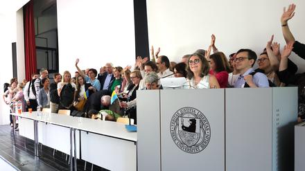 Die Berliner Konferenzteilnehmer:innen: Per Video war der Hörsaal im Henry-Ford-Bau mit dem Sitzungssaal der Karasin-Universität in Charkiw verbunden.