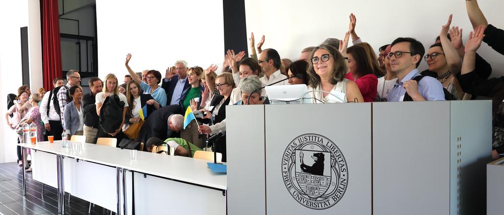 Die Berliner Konferenzteilnehmer:innen: Per Video war der Hörsaal im Henry-Ford-Bau mit dem Sitzungssaal der Karasin-Universität in Charkiw verbunden.