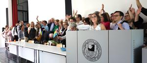 Die Berliner Konferenzteilnehmer:innen: Per Video war der Hörsaal im Henry-Ford-Bau mit dem Sitzungssaal der Karasin-Universität in Charkiw verbunden.