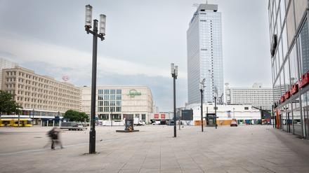 Morgens ist er noch menschenleer. Der Alexanderplatz mit dem Berolinahaus (l.) und Hotel Park Inn.
