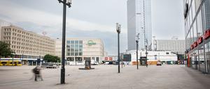 Morgens ist er noch menschenleer. Der Alexanderplatz mit dem Berolinahaus (l.) und Hotel Park Inn.