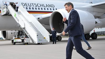 Robert Habeck (Grüne) bricht zu seiner Reise nach Indien auf: Neben politischen Gesprächen steht die Teilnahme am G20-Treffen auf der Agenda. 