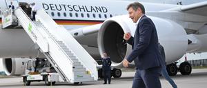 Robert Habeck (Grüne) bricht zu seiner Reise nach Indien auf: Neben politischen Gesprächen steht die Teilnahme am G20-Treffen auf der Agenda. 