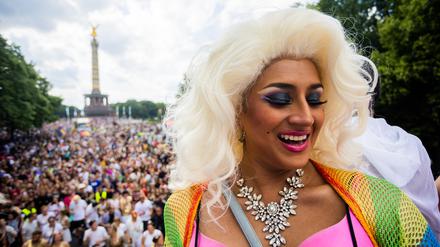 „Monique“ feiert beim Christopher Street Day (CSD) 2022 vor der Siegessäule auf einem Wagen. 
