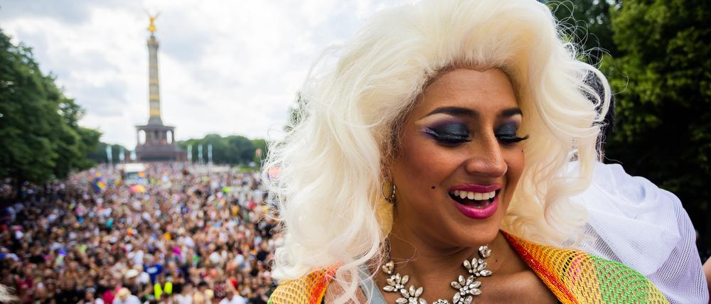 „Monique“ feiert beim Christopher Street Day (CSD) 2022 vor der Siegessäule auf einem Wagen. 
