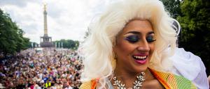 „Monique“ feiert beim Christopher Street Day (CSD) 2022 vor der Siegessäule auf einem Wagen. 