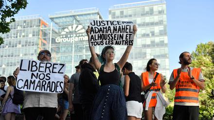 Demonstrierende fordern Gerechtigkeit für die Polizeiopfer und die festgenommenen „Kamerad:innen“ am 10. Juli in Paris.