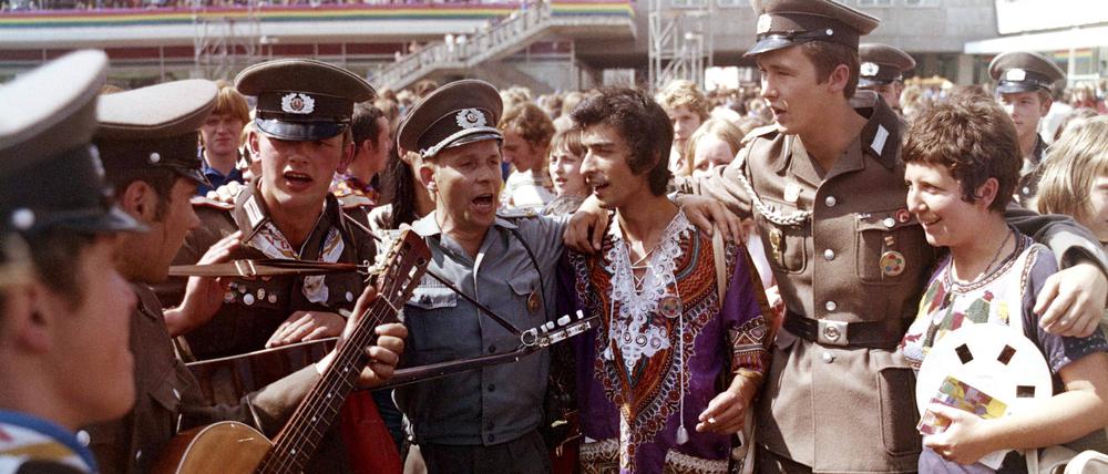 Ungewöhnlich entspannt. Polizisten und Feiernde während der Weltfestspiele auf dem Alexanderplatz.
