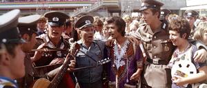 Ungewöhnlich entspannt. Polizisten und Feiernde während der Weltfestspiele auf dem Alexanderplatz.