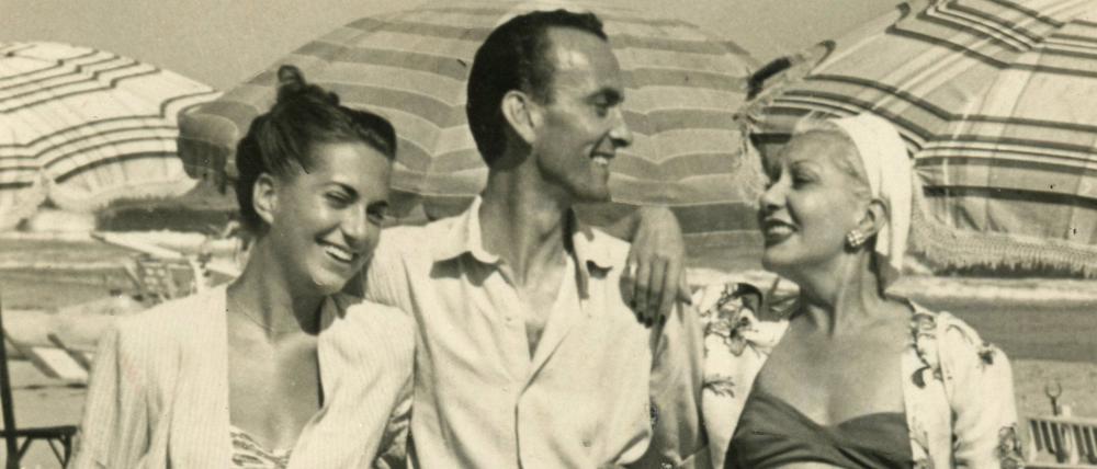 Wanda Osiris (rechts) im Freunden am Strand in Italien.
