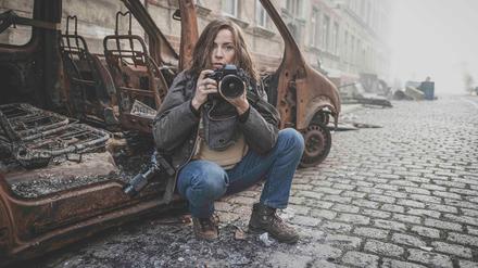 Die Fotografin Anja Niedringhaus (Antje Traue) während der Belagerung von Sarajevo.