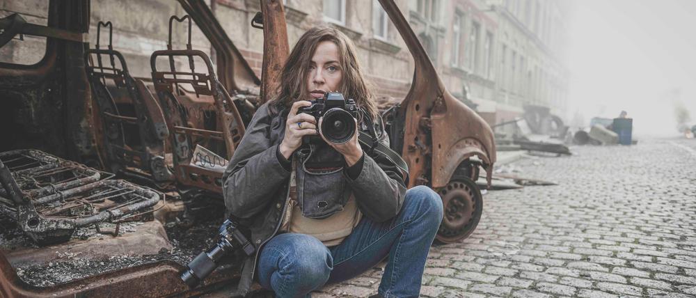 Die Fotografin Anja Niedringhaus (Antje Traue) während der Belagerung von Sarajevo.