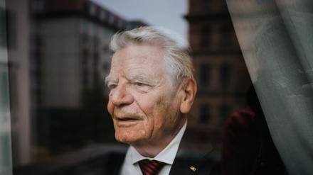 Joachim Gauck ist ein deutscher parteiloser Politiker und evangelischer Theologe. Er war vom 18. März 2012 bis zum 18. März 2017 der elfte und erste parteilose Bundespräsident der Bundesrepublik Deutschland. Zu DDR-Zeiten war Gauck evangelisch-lutherischer Pastor und Kirchenfunktionär. Fotografiert am 19. April 2023 in Berlin.