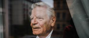 Joachim Gauck ist ein deutscher parteiloser Politiker und evangelischer Theologe. Er war vom 18. März 2012 bis zum 18. März 2017 der elfte und erste parteilose Bundespräsident der Bundesrepublik Deutschland. Zu DDR-Zeiten war Gauck evangelisch-lutherischer Pastor und Kirchenfunktionär. Fotografiert am 19. April 2023 in Berlin.