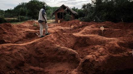 Ein Kriminalbeamter geht das Massengrab in Shakahola nahe der Küstenstadt Malindi in Kenia ab: Über 400 Opfer haben die Behörden bis jetzt festgestellt.