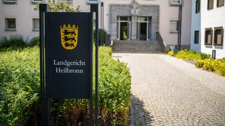 11.07.2023, Baden-Württemberg, Heilbronn: Ein Schild weist auf den Eingang des Landgerichts Heilbronn hin. 