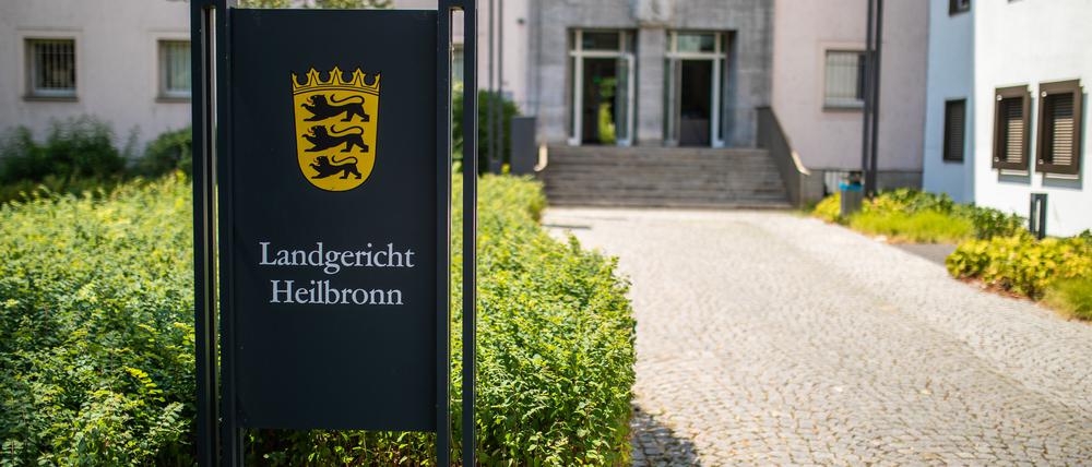11.07.2023, Baden-Württemberg, Heilbronn: Ein Schild weist auf den Eingang des Landgerichts Heilbronn hin.