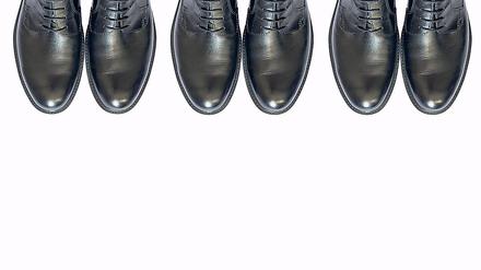 red sneakers and man business shoes. Foto EKATERINA ELAGINA - FOTOLIA