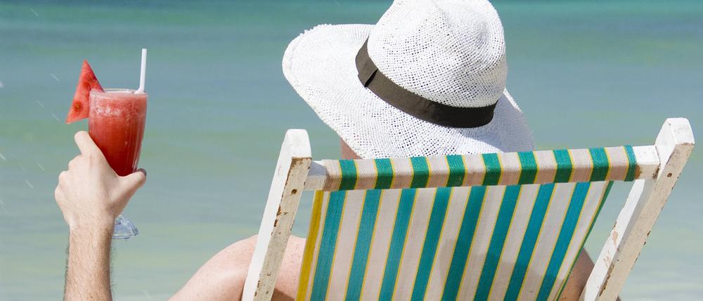 Damit Anleger den Urlaub genießen können, ohne ans Depot zu denken, gilt es einige Punkte zu beachten.