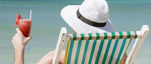 Damit Anleger den Urlaub genießen können, ohne ans Depot zu denken, gilt es einige Punkte zu beachten.