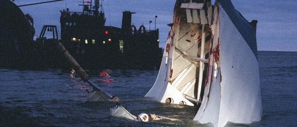 Der vordere Teil der Passagierfähre Estonia wird aus dem Meer gehoben: Am Wrack der 1994 untergegangenen Ostsee-Fähre „Estonia“ stehen neue Unterwassererkundungen an. (Archivfoto)