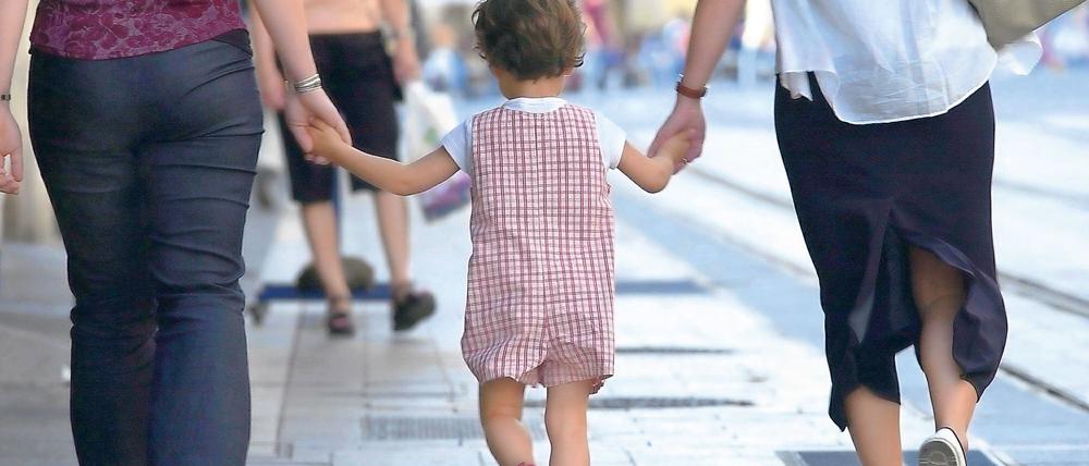 Im vergangenen Jahr sind in Deutschland 3820 Kinder adoptiert worden. Damit ging die Zahl im Vorjahresvergleich minimal um 0,6 Prozent zurück.