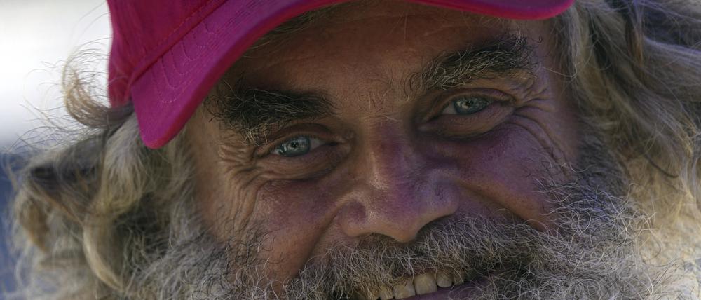 Der Australier Timothy Lyndsay Shaddock, lächelt, als er während einer Begrüßungszeremonie von Grupo Mar spricht, nachdem er aus dem Meer gerettet wurde und im Hafen von Manzanillo angekommen ist. 