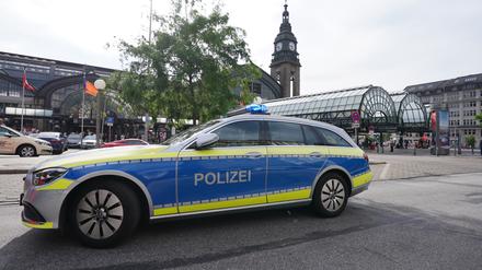Ein Polizeifahrzeug steht vor dem Hauptbahnhof in Hamburg.