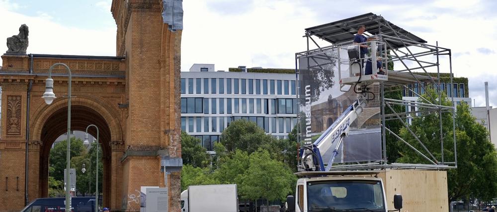 Zwei Tage vor der Eröffnung wird der Informationsturm zum Exilmuseum am Anhalter Bahnhof aufgebaut. 