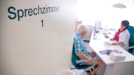 In der Tür einer Hausarztpraxis ist der Schriftzug «Sprechzimmer 1» zu sehen. (Symbolbild)