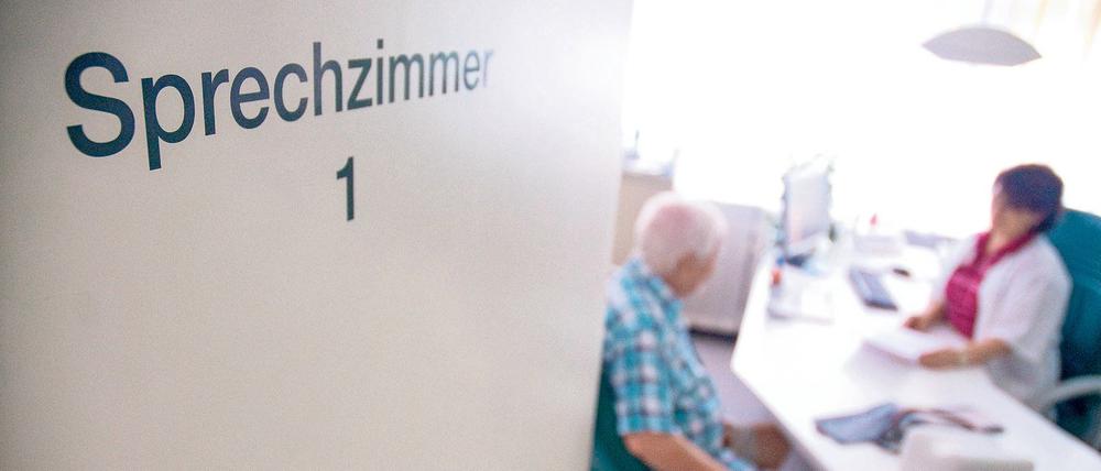 Besuch beim Hausarzt: 40 Prozent aller Krebsfälle in Deutschland ließen sich vermeiden, schätzen Wissenschaftler:innen.
