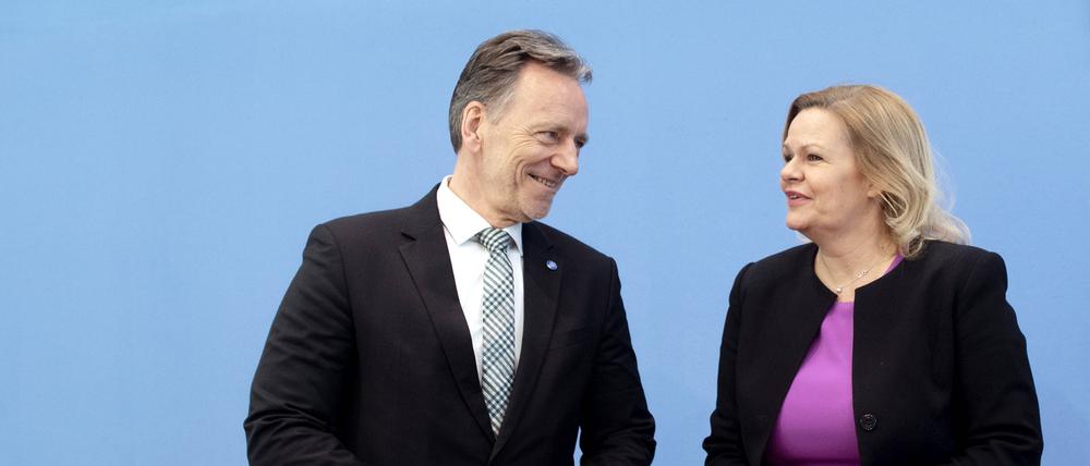 Bei dieser Pressekonferenz zur politischen Kriminalität haben sich Innenministerin Nancy Faeser und BKA-Chef Holger Münch noch freundlich zugelächelt – inzwischen ist die Stimmung in Wiesbaden nicht mehr so gut.