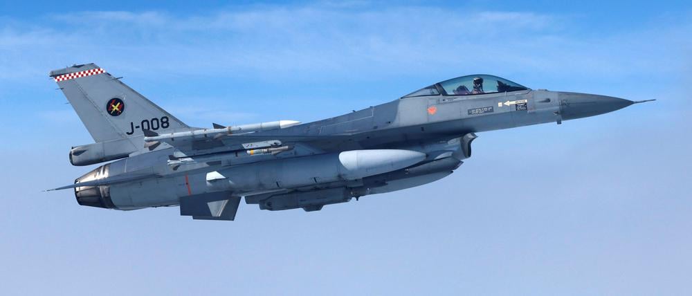 Eine F-16 fliegt am 4. Juli 2023 in den Niederlanden.