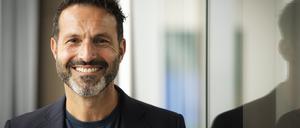 Gut gelaunt stellt sich Alfonso Pantisano (SPD) nach seiner Ernennung zum ersten Queer-Beauftragten Berlins nach einem Gespräch mit dpa.