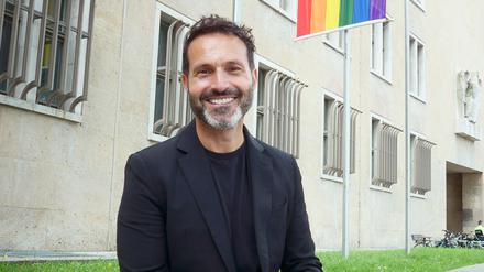 Alfonso Pantisano (SPD), Queer-Beauftragter von Berlin, aufgenommen vor dem Polizeipräsidium in Berlin-Tempelhof.