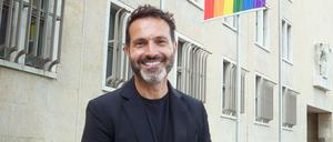 Alfonso Pantisano (SPD), Queer-Beauftragter von Berlin, aufgenommen vor dem Polizeipräsidium in Berlin-Tempelhof.
