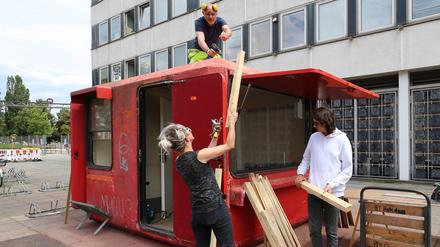 Coming out of RZ Potsdam Richtfest und zur Repairparty des Vitrinenkiosks "c/o RZ" im Rahmen des Transformale Festivals 2023. Der Kiosk wird vor dem soziokreativen Zentrum Rechenzentrum auf der Dortustraße eingeweiht.