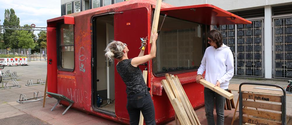 Coming out of RZ Potsdam Richtfest und zur Repairparty des Vitrinenkiosks "c/o RZ" im Rahmen des Transformale Festivals 2023. Der Kiosk wird vor dem soziokreativen Zentrum Rechenzentrum auf der Dortustraße eingeweiht.