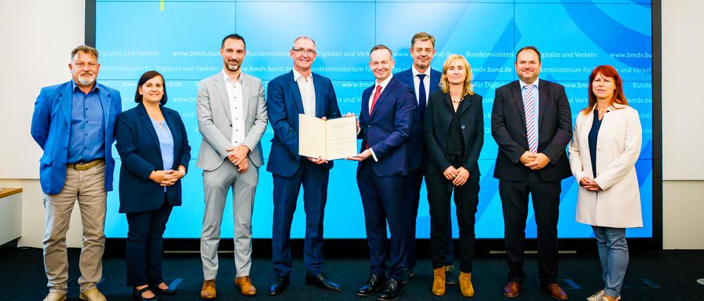 Verkehrsminister Volker Wissing übergibt die Förderzusage an Regiobus-Geschäftsführer Martin Grießner