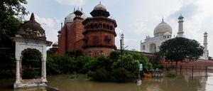Ein überschwemmtes Gebiet ist in der Nähe des historischen Taj Mahal zu sehen.