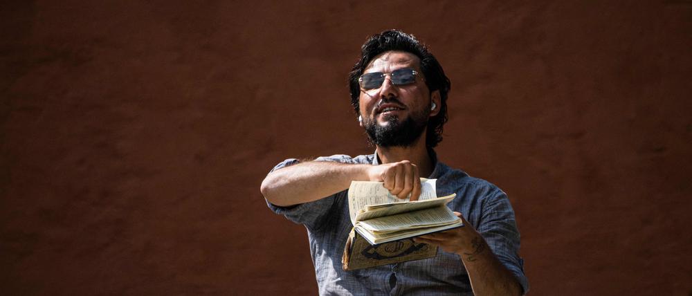 Salwan Momika reißt Seiten aus dem Koran vor der Großen Moschee in Stockholm am 28. Juni 2023.