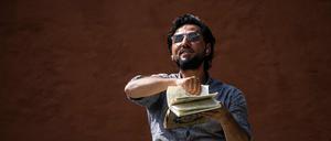 Salwan Momika reißt Seiten aus dem Koran vor der Großen Moschee in Stockholm am 28. Juni 2023. 