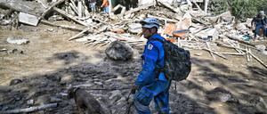 Rettungshelfer im Erdrutschgebiet.