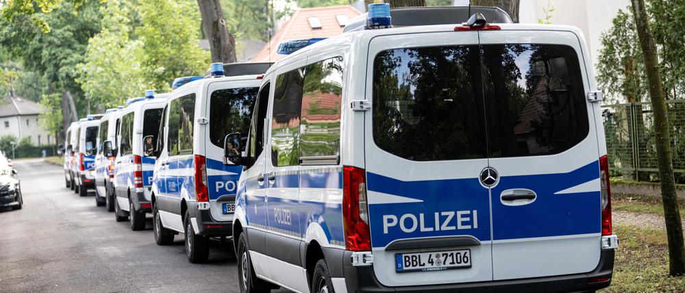 Ein Polizeiwagen steht in einem Wohngebiet in Teltow.