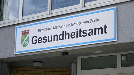 Ein Schild befindet sich am Gesundheitsamt in Marzahn-Hellersdorf.